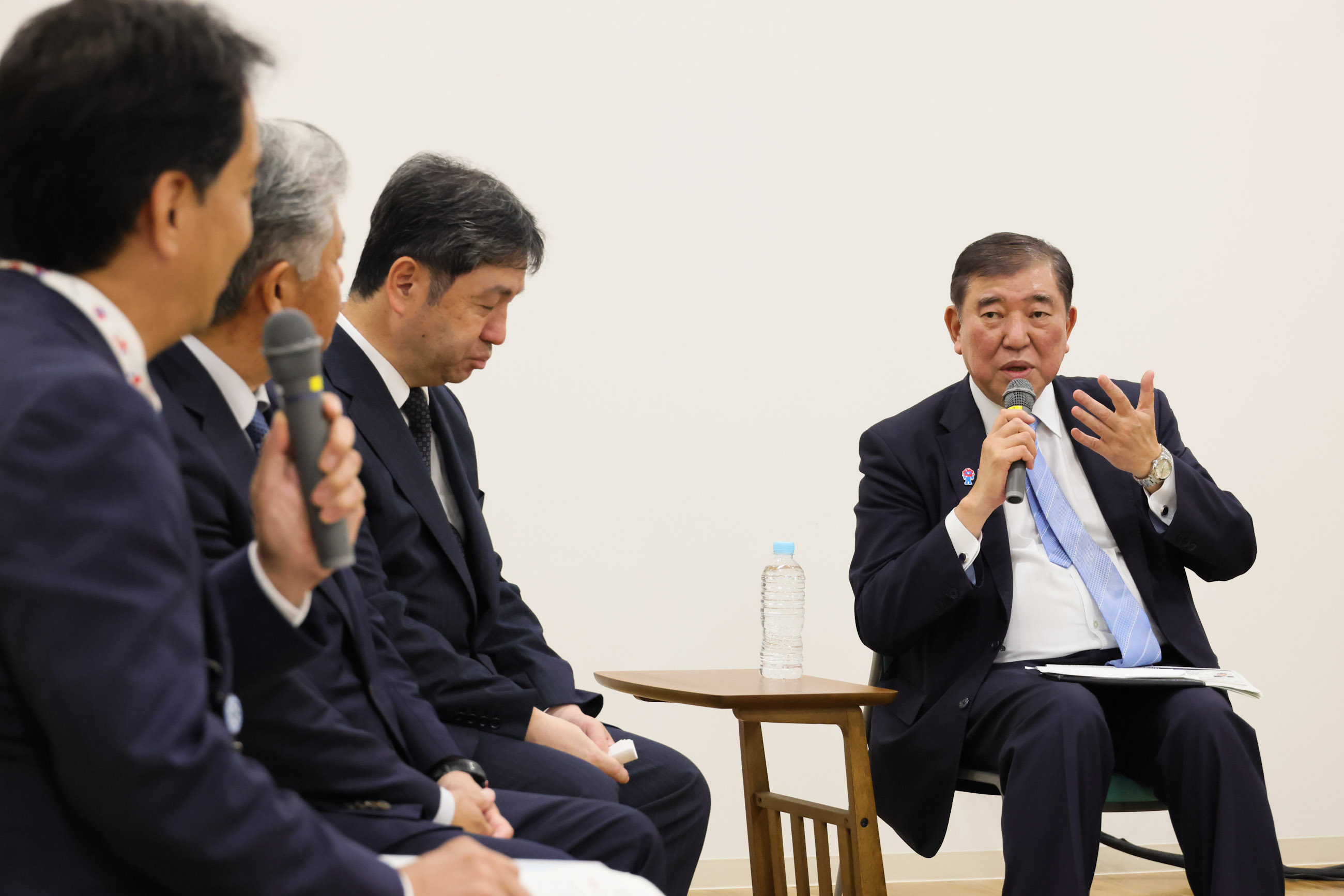 石破首相进行座谈会1