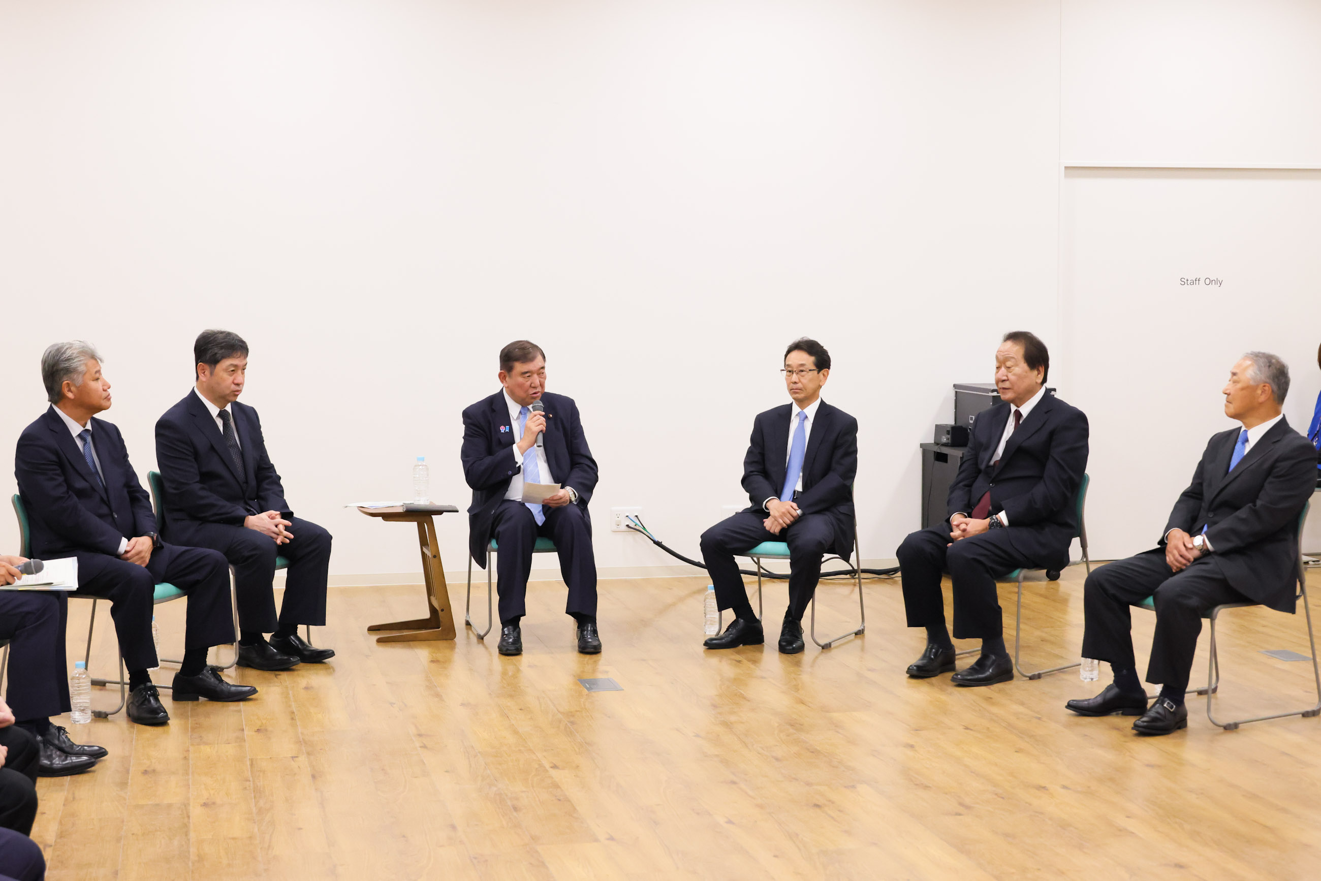 石破首相进行座谈会2