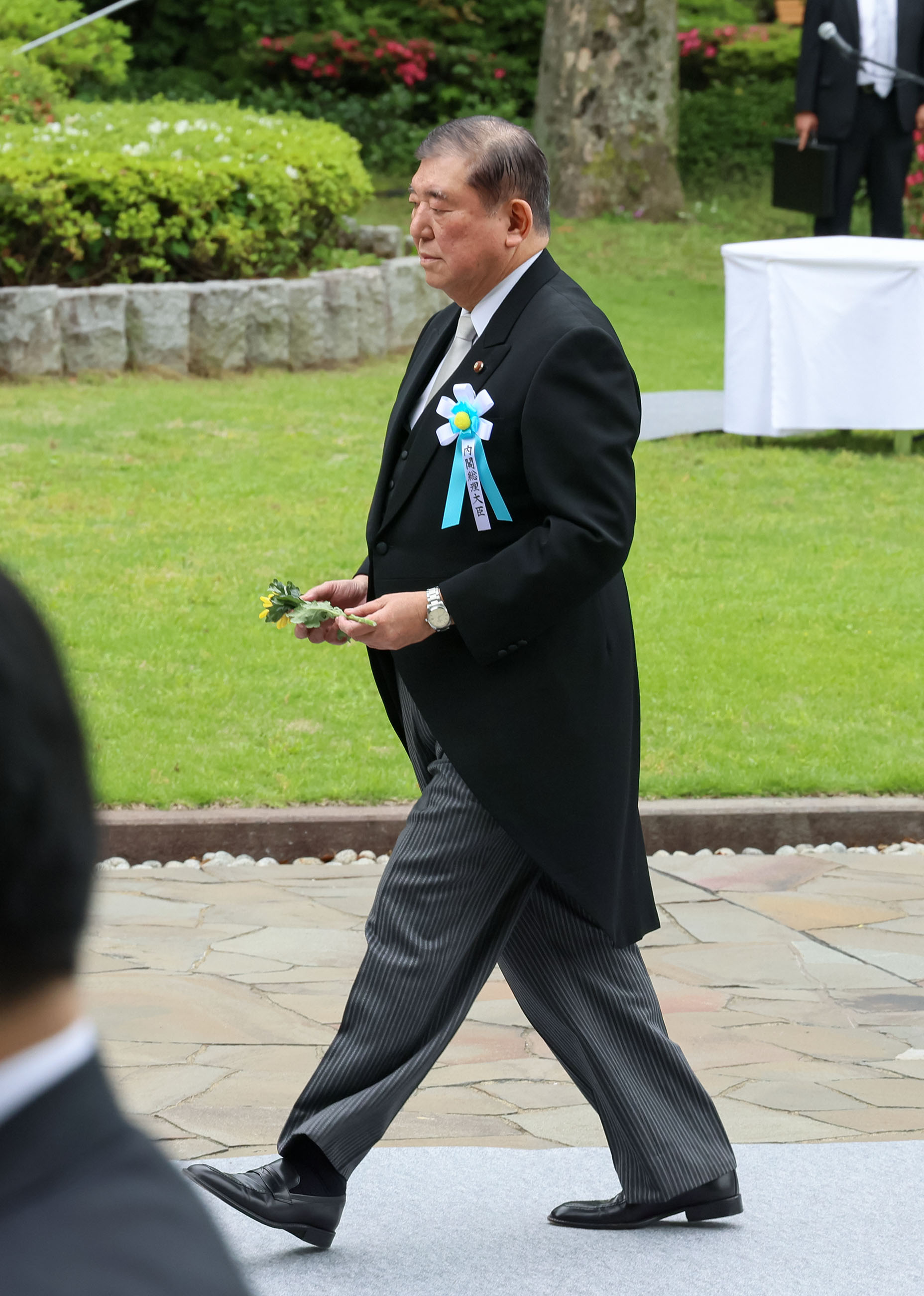 石破首相进行献花3