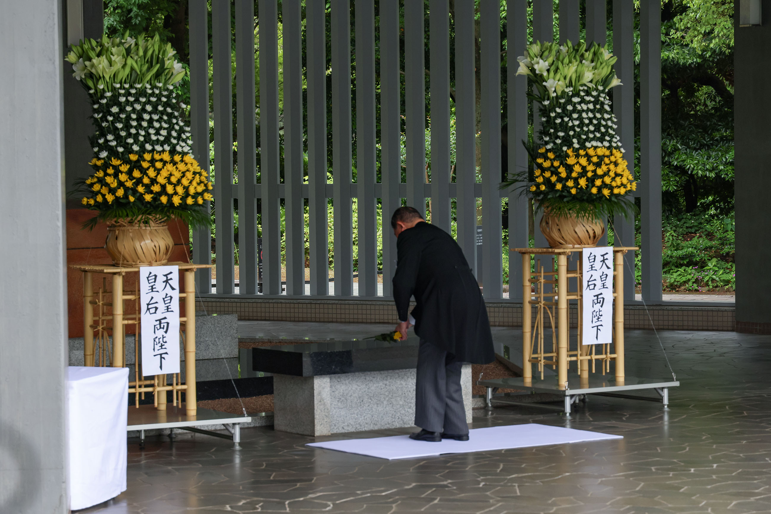 石破首相进行献花4
