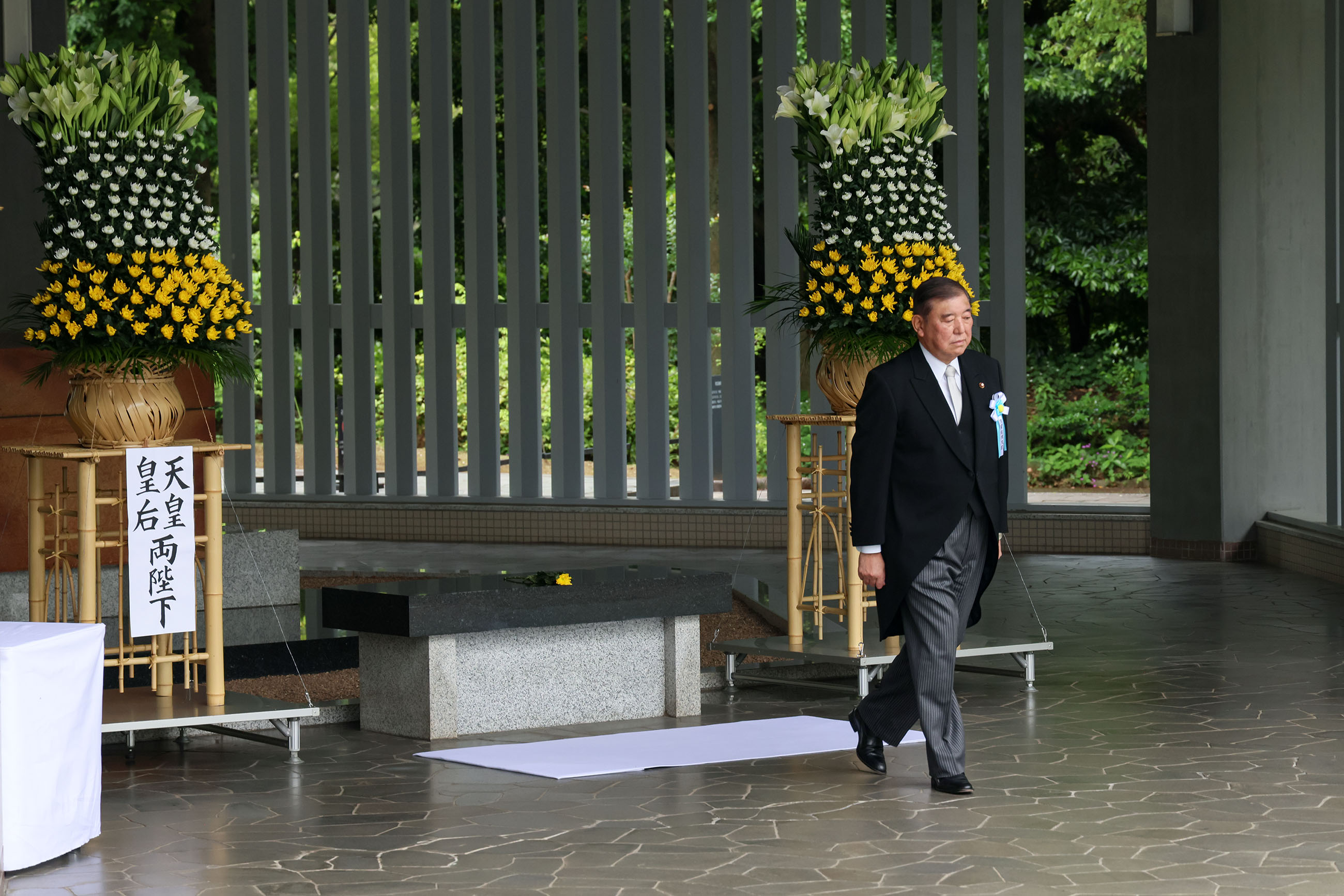 石破首相进行献花5