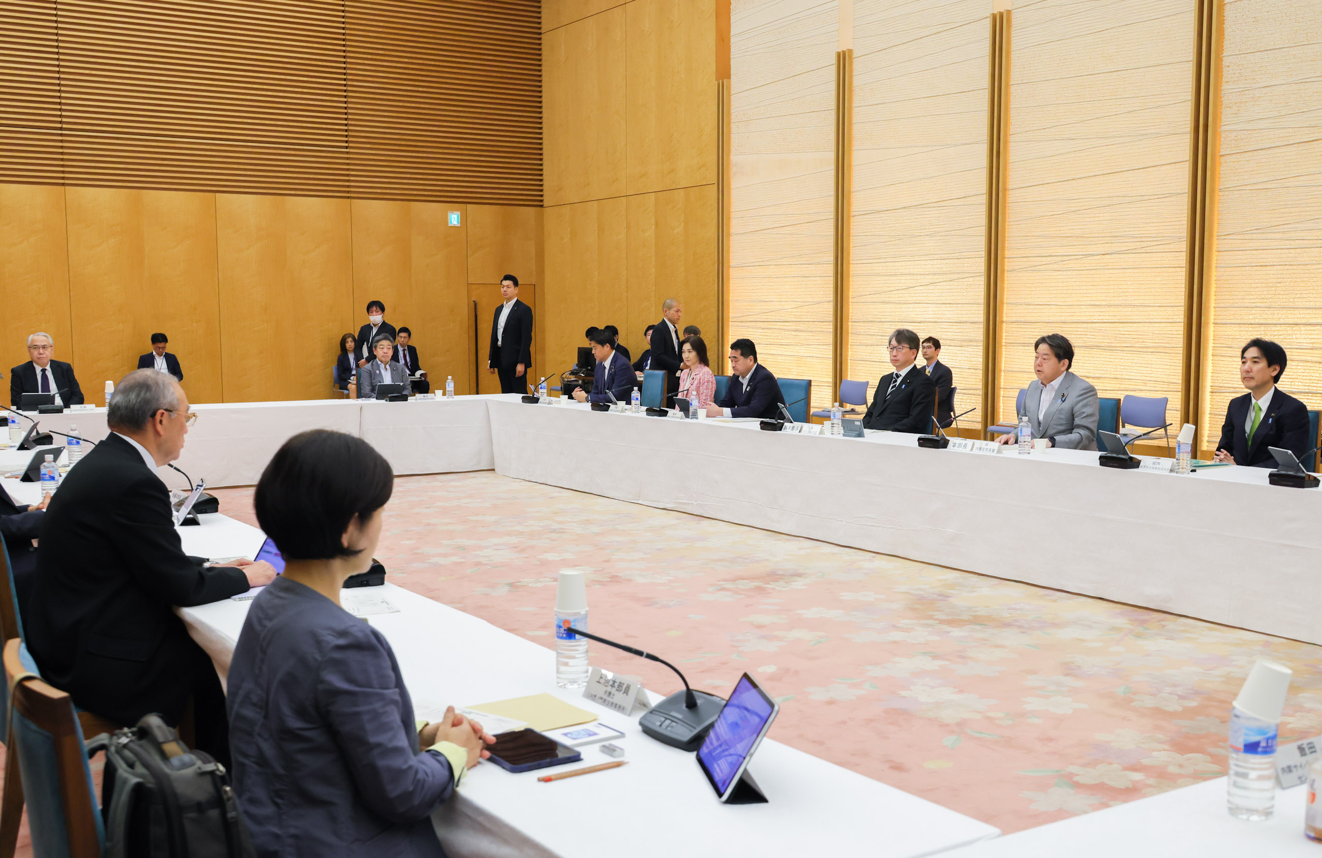 会議のまとめを行う林官房長官２