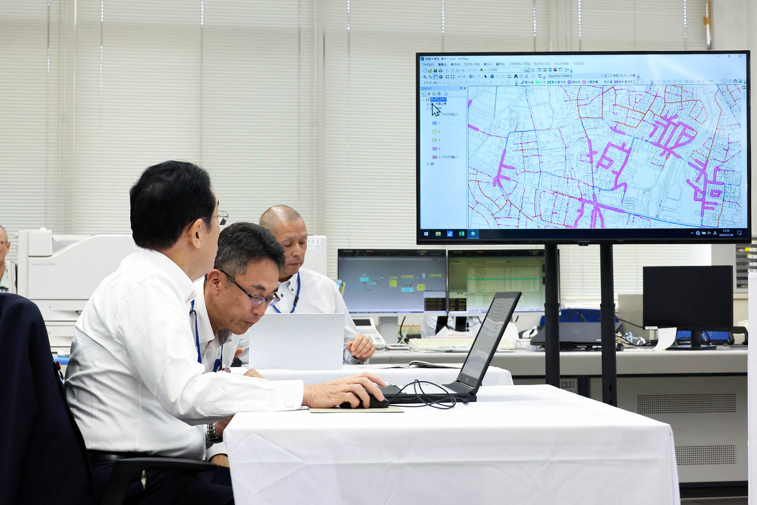 上水運用センターを視察する岸田総理４