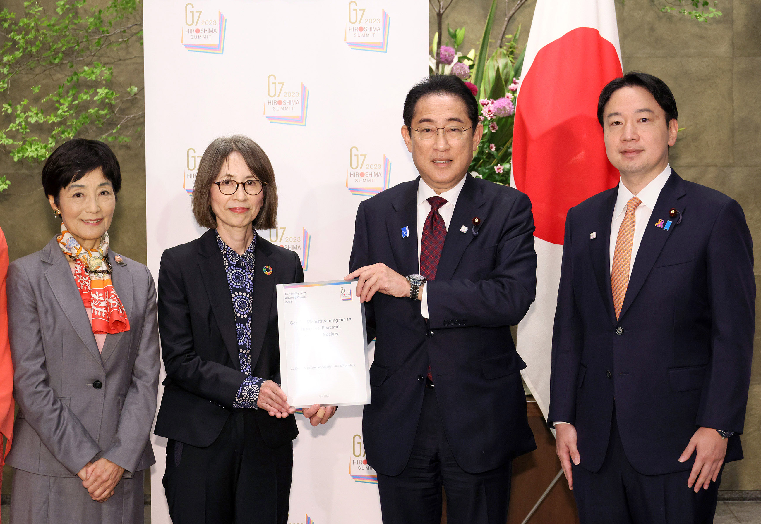 提言を受け取る岸田総理１